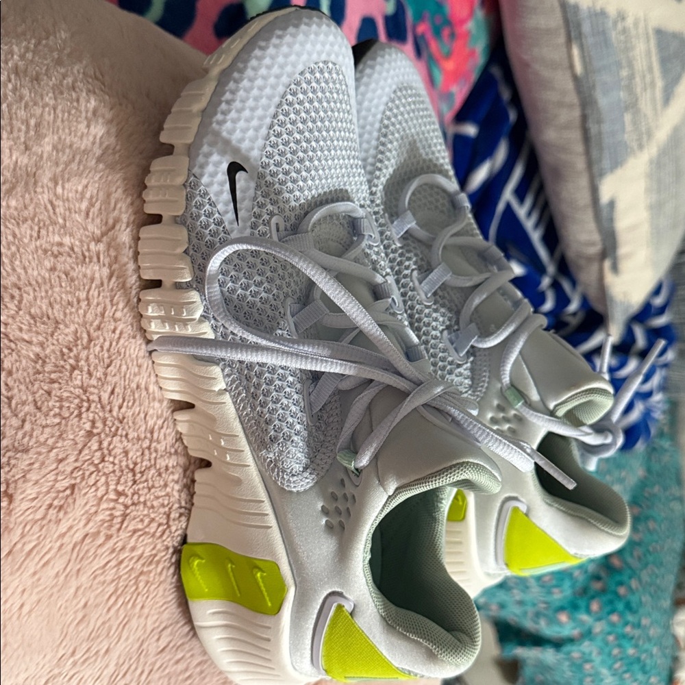 NWOB - Nike Running Shoes Sneakers - size 9
